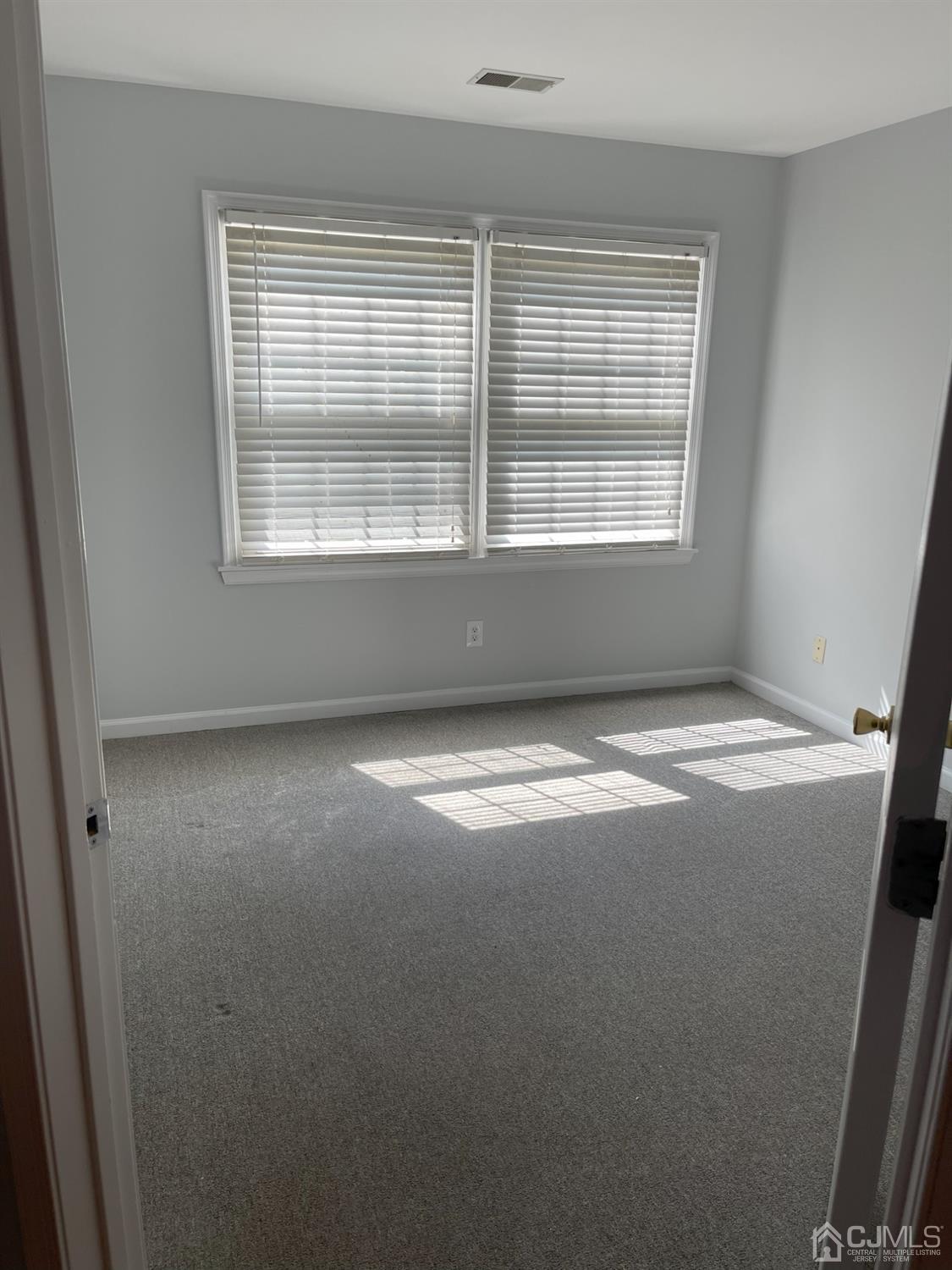 1113 Edpas Road New Brunswick, NJ 08901 - Photo 5 of 13 an empty room with a window