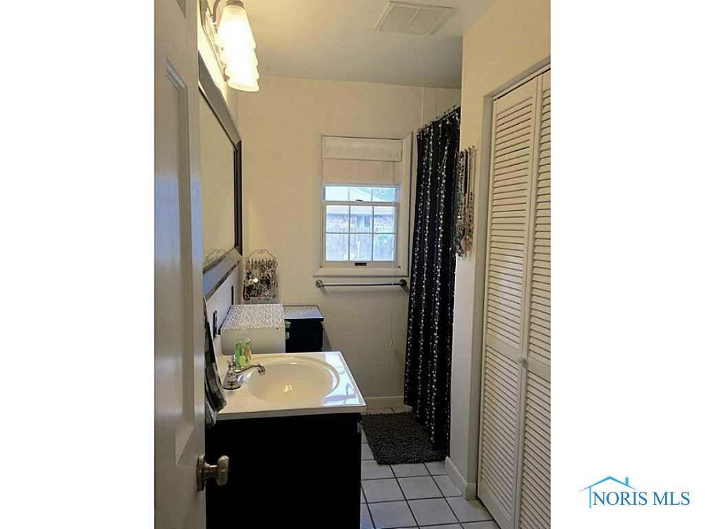 623 Waybridge Road Toledo, OH 43612 - Photo 10 of 20 Full Bath.