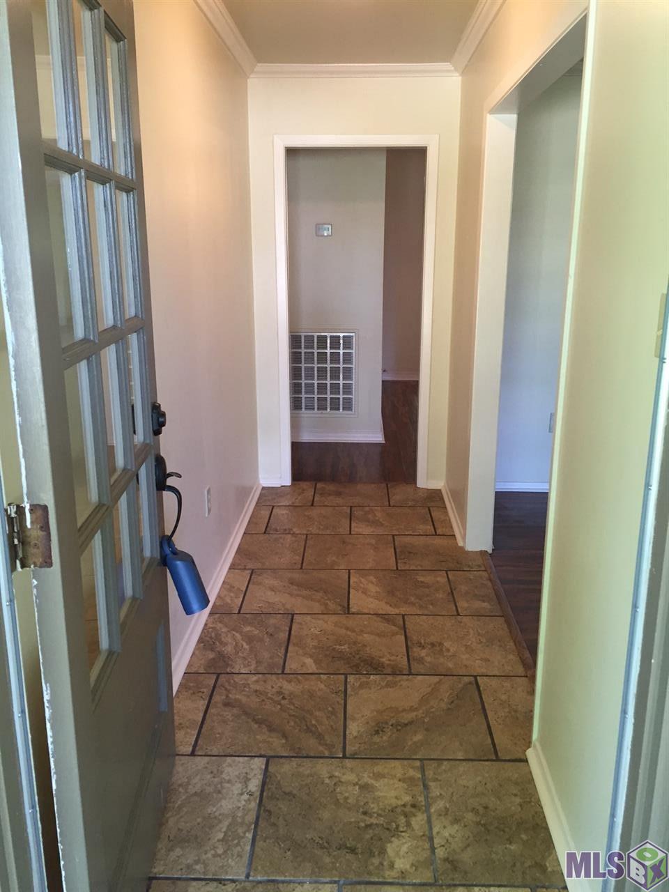 10460 Ridgely Drive Baton Rouge, LA 70809 - Photo 3 of 12 Foyer