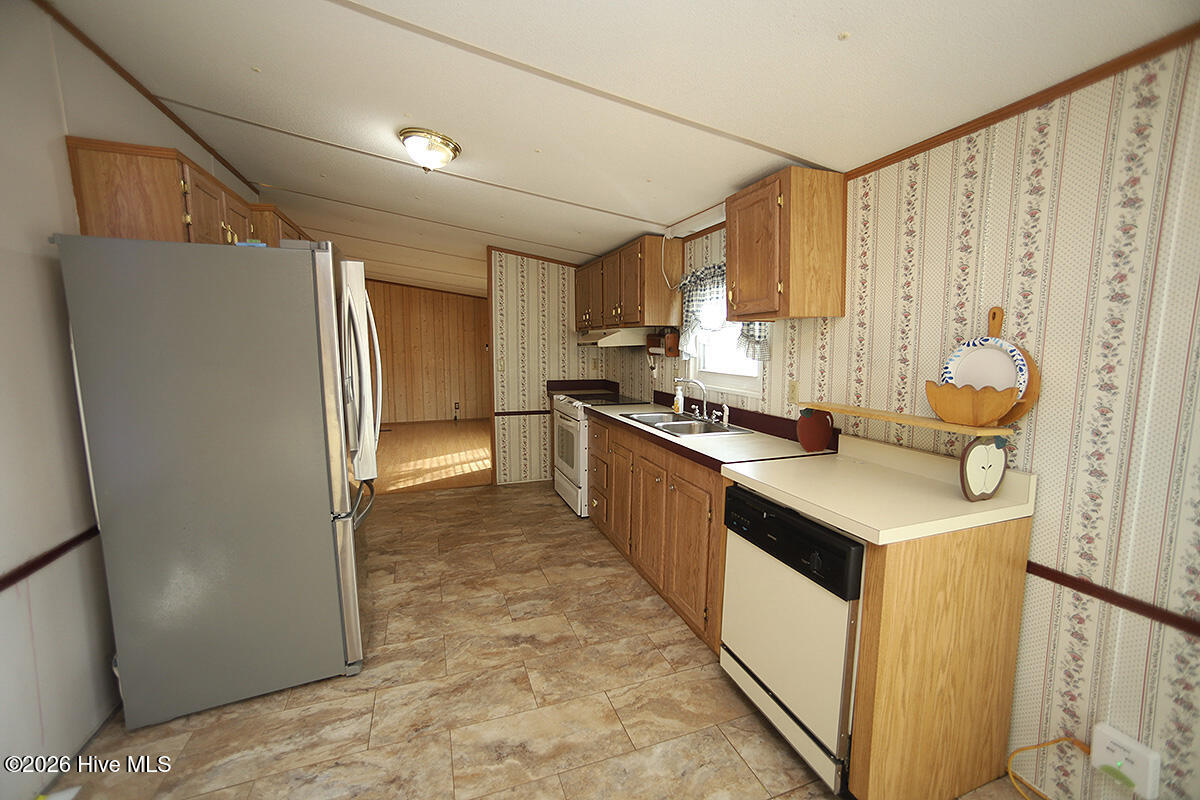 2582 Bakers Chapel Road Smithfield, NC 27577 - Photo 8 of 23 Kitchen refrigerator includd