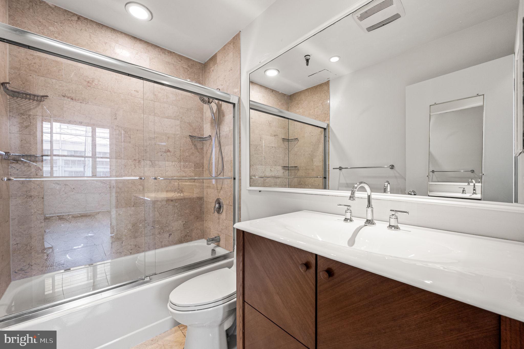 3 North Christopher Columbus Boulevard, Unit PL269 Philadelphia, PA 19106 - Photo 4 of 33