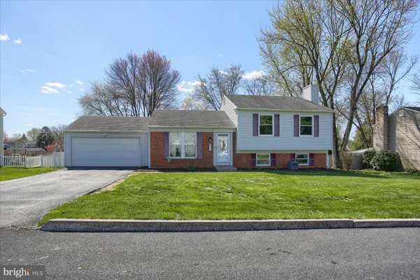 $359,900 | 915 Derbyshire Avenue, Mechanicsburg, PA 17055