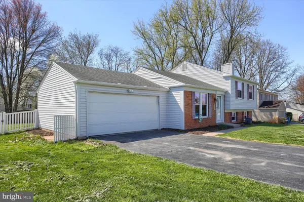 $359,900 | 915 Derbyshire Avenue, Mechanicsburg, PA 17055