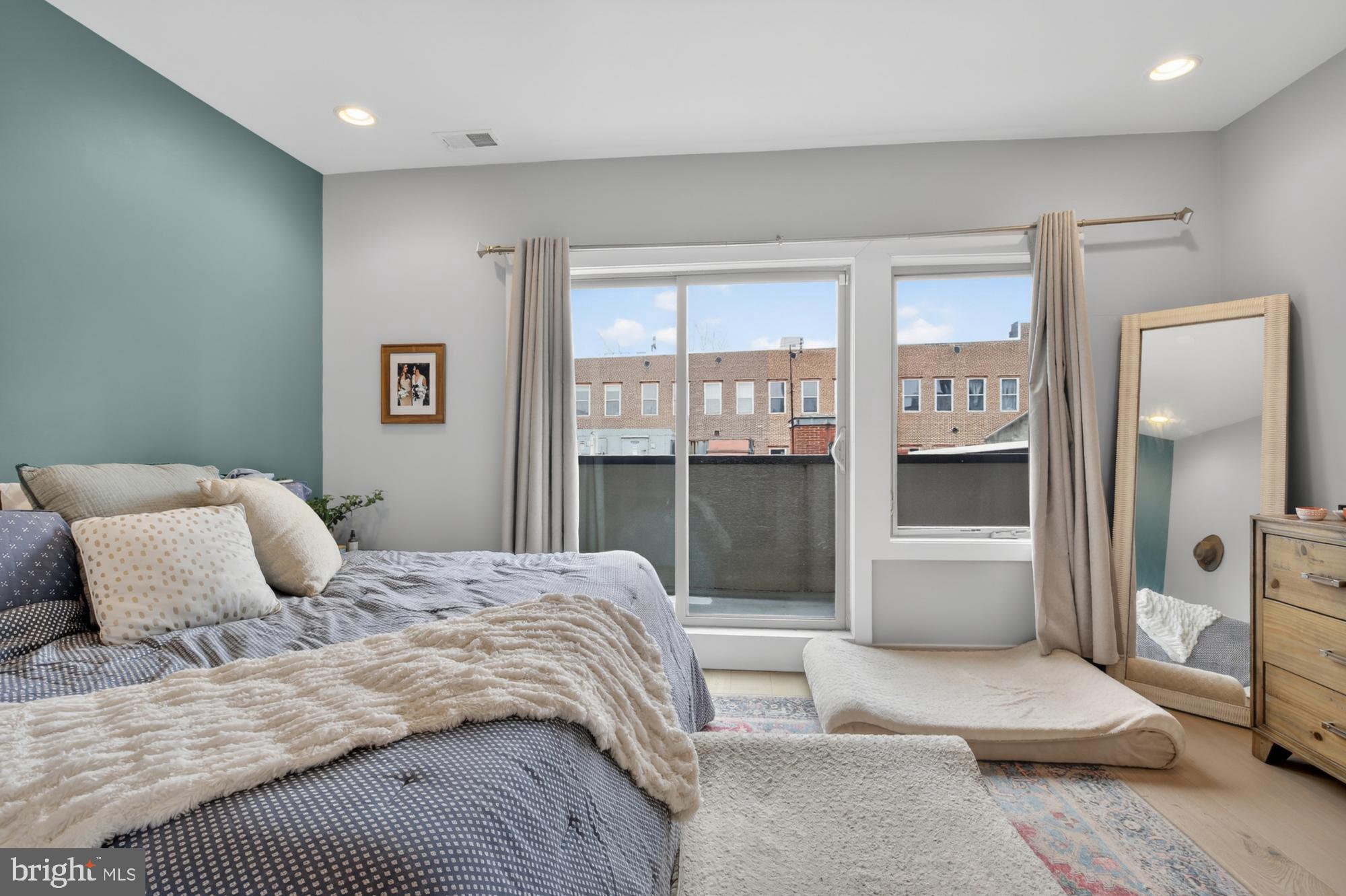 151 North 2nd Street, Unit 5 Philadelphia, PA 19106 - Photo 20 of 35 a bedroom with a large bed and a large window