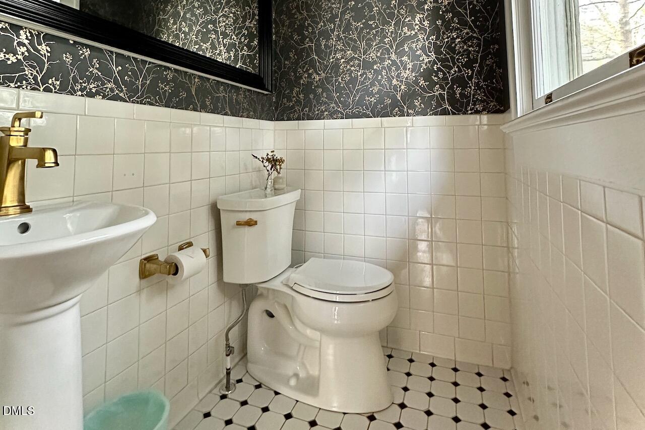 116 Hillcrest Road Raleigh, NC 27605 - Photo 9 of 34 a bathroom with a toilet and a shower