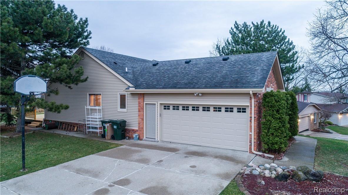 296 Pepper Tree Lane Rochester, MI 48309 - Photo 2 of 38 296 Pepper Tree-100.jpg