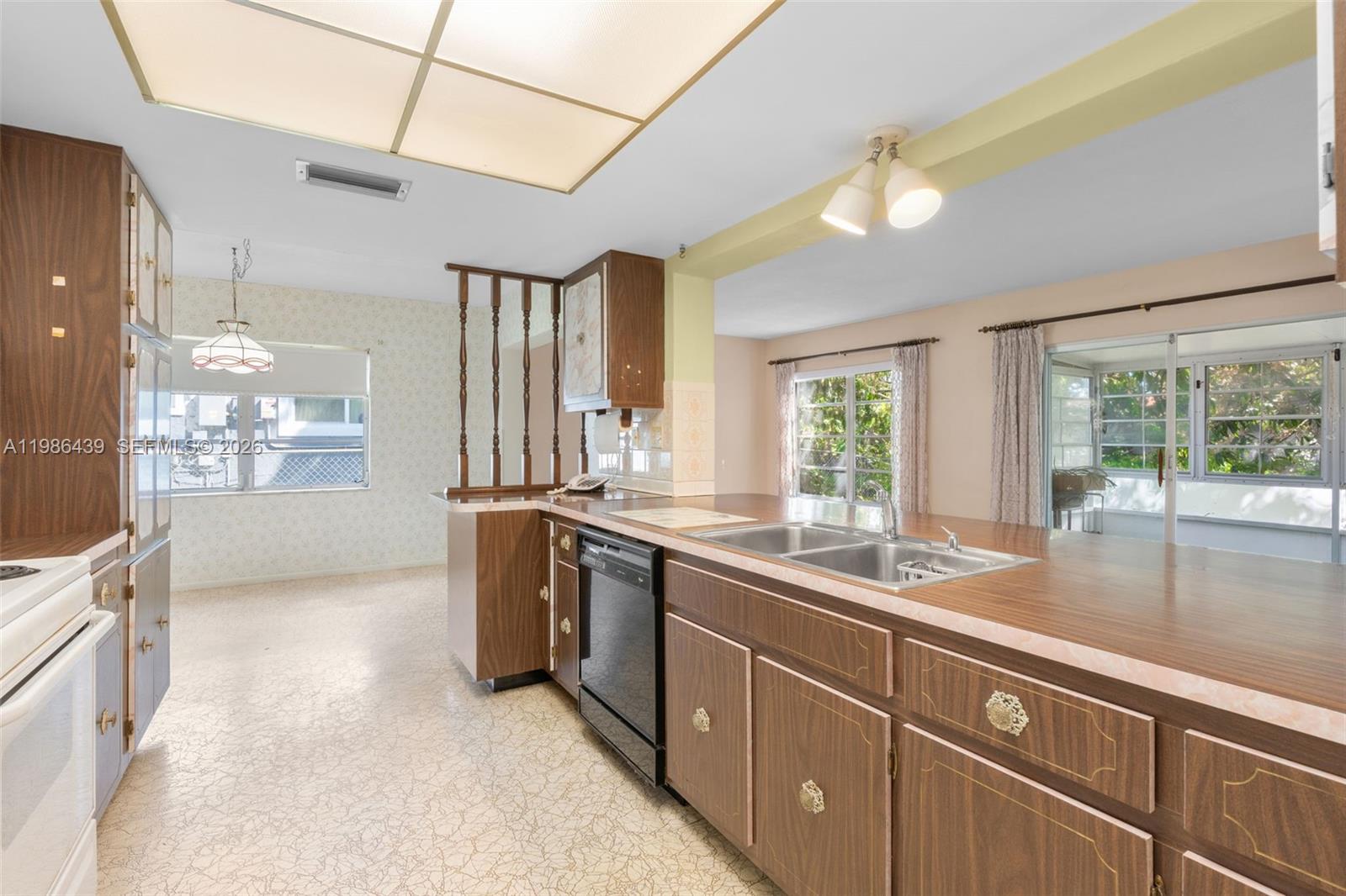 815 Southwest 50th Terrace Margate, FL 33068 - Photo 8 of 40