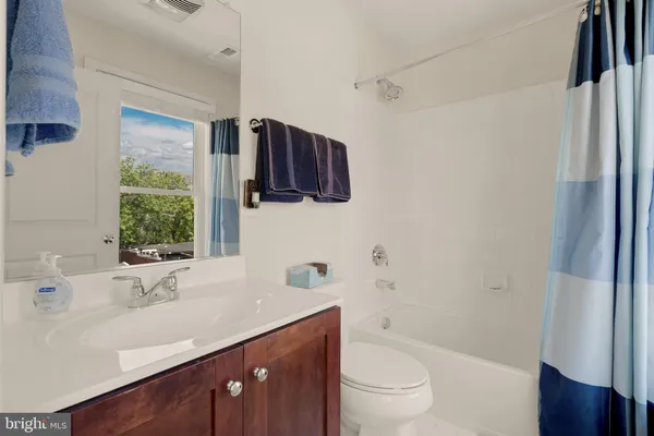 $1,250,000 | 1011 3rd Place Southeast, Washington, DC 20003