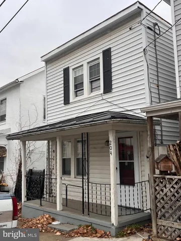 $1,300 | 204 North West Street, Charles Town, WV 25414