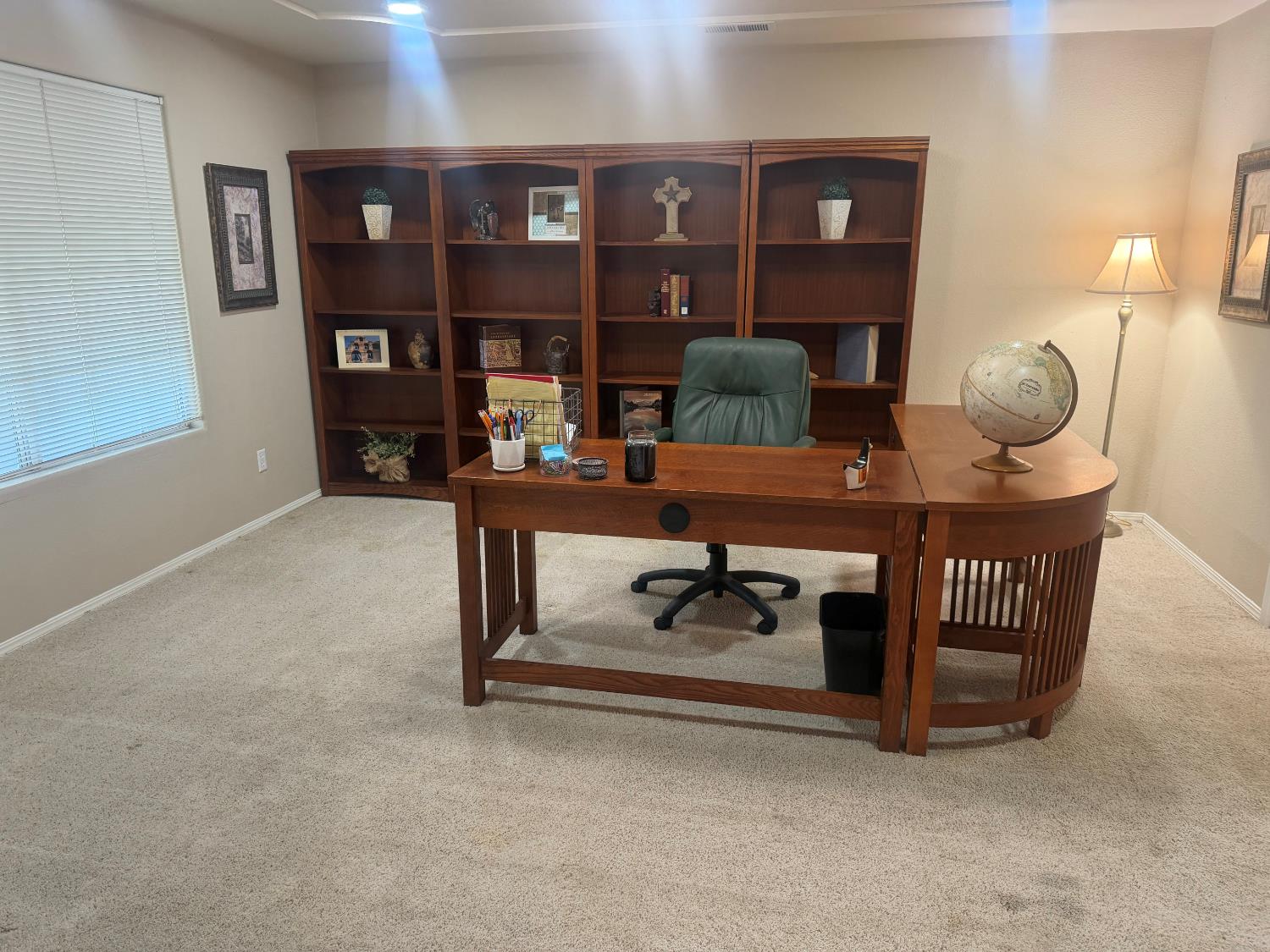 16638 Mark Road Madera, CA 93636 - Photo 4 of 22 a living room with furniture