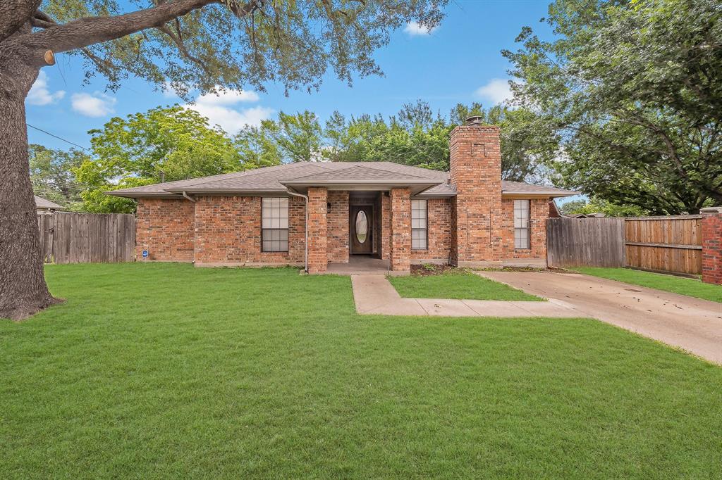 536 North Briery Road Irving, TX 75061 - Photo 1 of 21 a view of a house with backyard and a garden