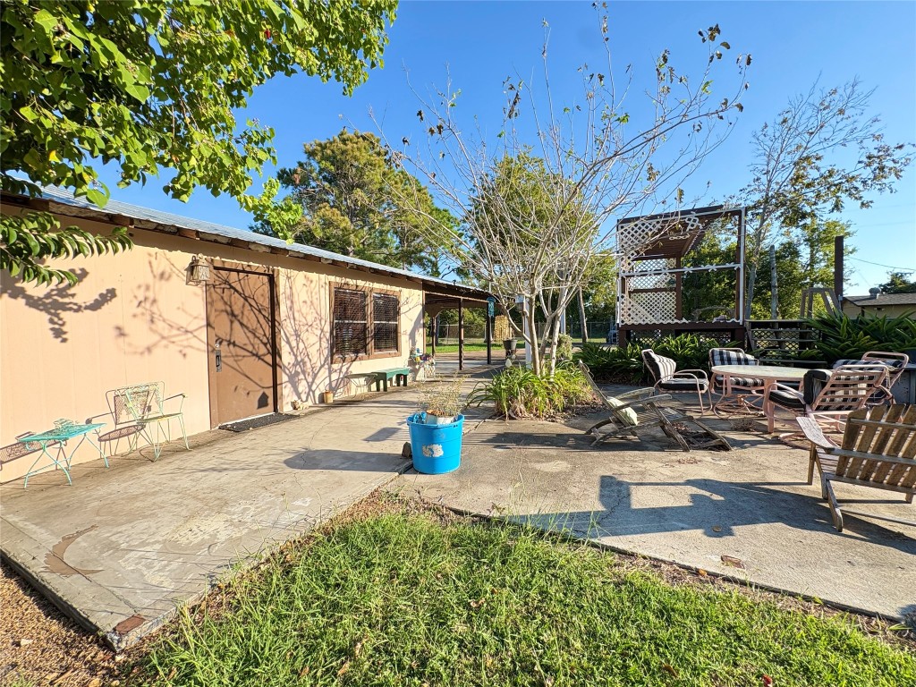 182 Smith Road Palacios, TX 77465 - Photo 4 of 26 a view of a backyard with sitting area