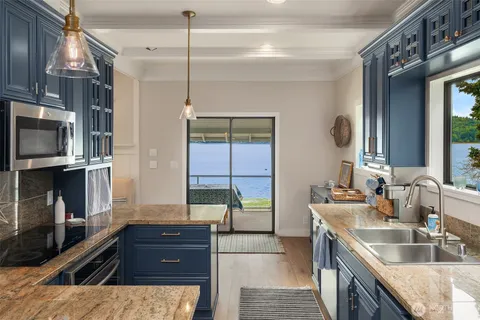 $1,395,550 | 26321 Pillsbury Road Southwest, Vashon, WA 98070