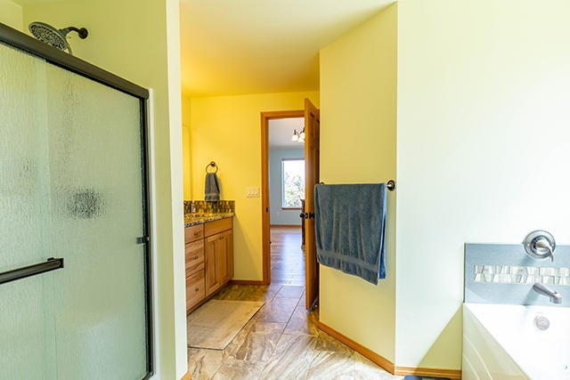 21175 Southwest Gift Road Bend, OR 97703 - Photo 12 of 26 Image11_MasterBath_2