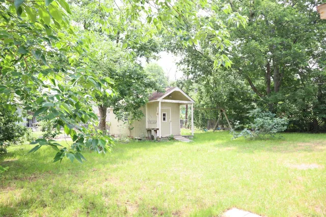 a view of a house with a yard