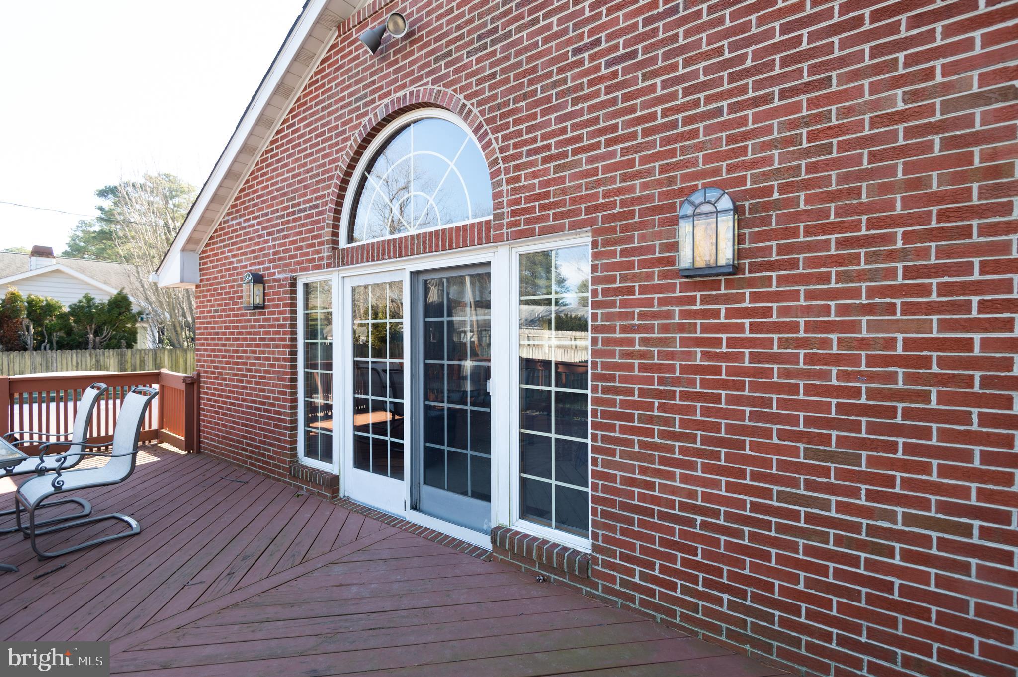 15 Algonquin Road Cambridge, MD 21613 - Photo 9 of 56 Sliders with arch window