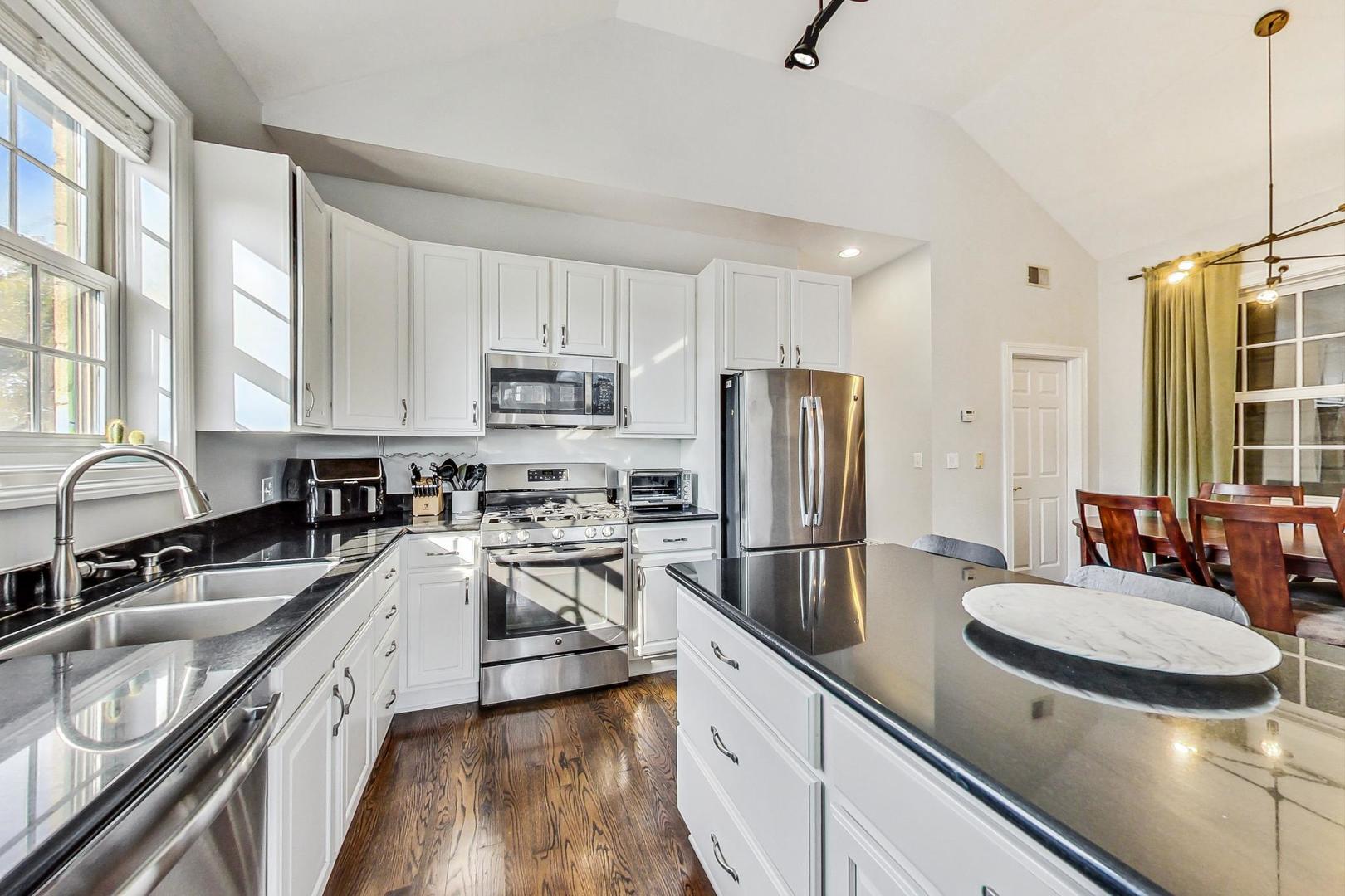 4146 North Lincoln Avenue, Unit 3 Chicago, IL 60618 - Photo 11 of 29 Gallery Image 11