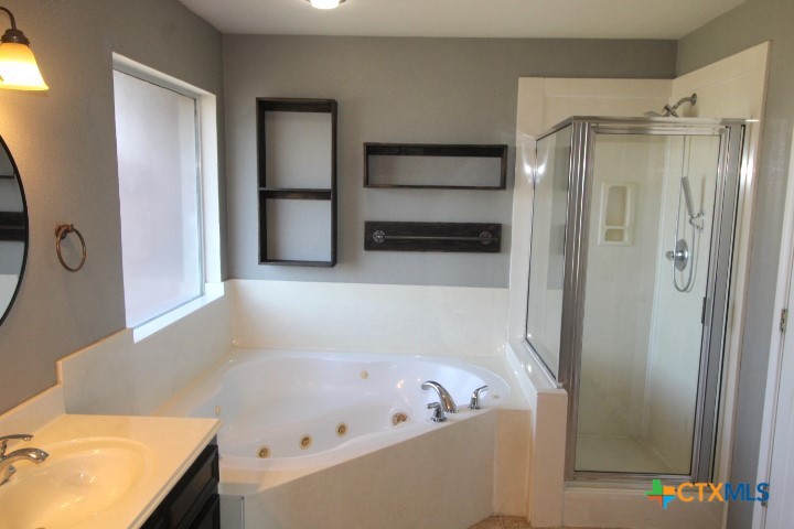 775 Cactus Lane Copperas Cove, TX 76522 - Photo 8 of 22 a bathroom with a tub a sink and a shower