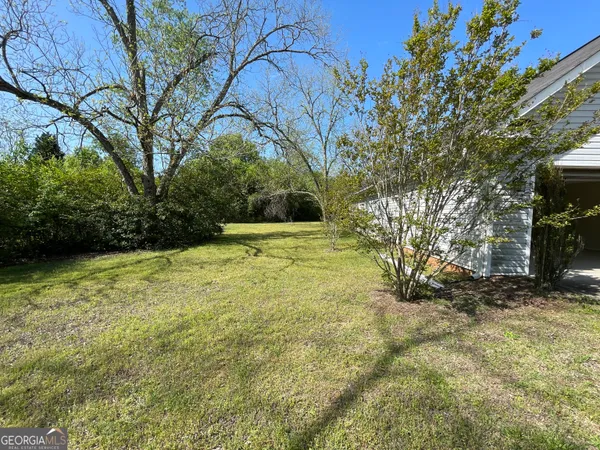 a view of a yard with a house