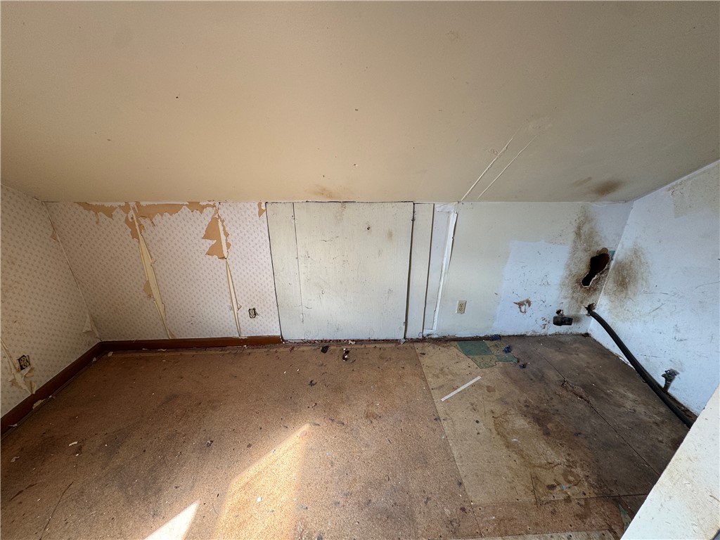 5839 Shaker Road Franklin, OH 45005 - Photo 16 of 18 This interior space awaits your creative vision and offers a blank canvas for customization.