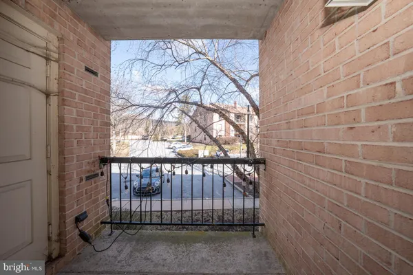 a view of a yard with a house