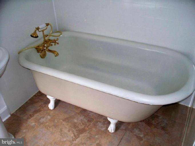 1714 South Rolling Road Halethorpe, MD 21227 - Photo 16 of 16 Claw Tub in Master Bath 2