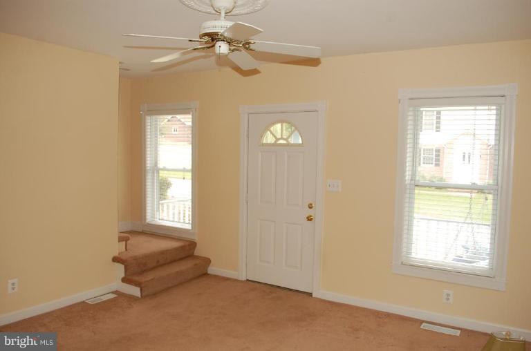 1714 South Rolling Road Halethorpe, MD 21227 - Photo 8 of 16 Living Room