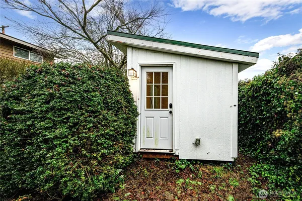 a view of a house with backyard