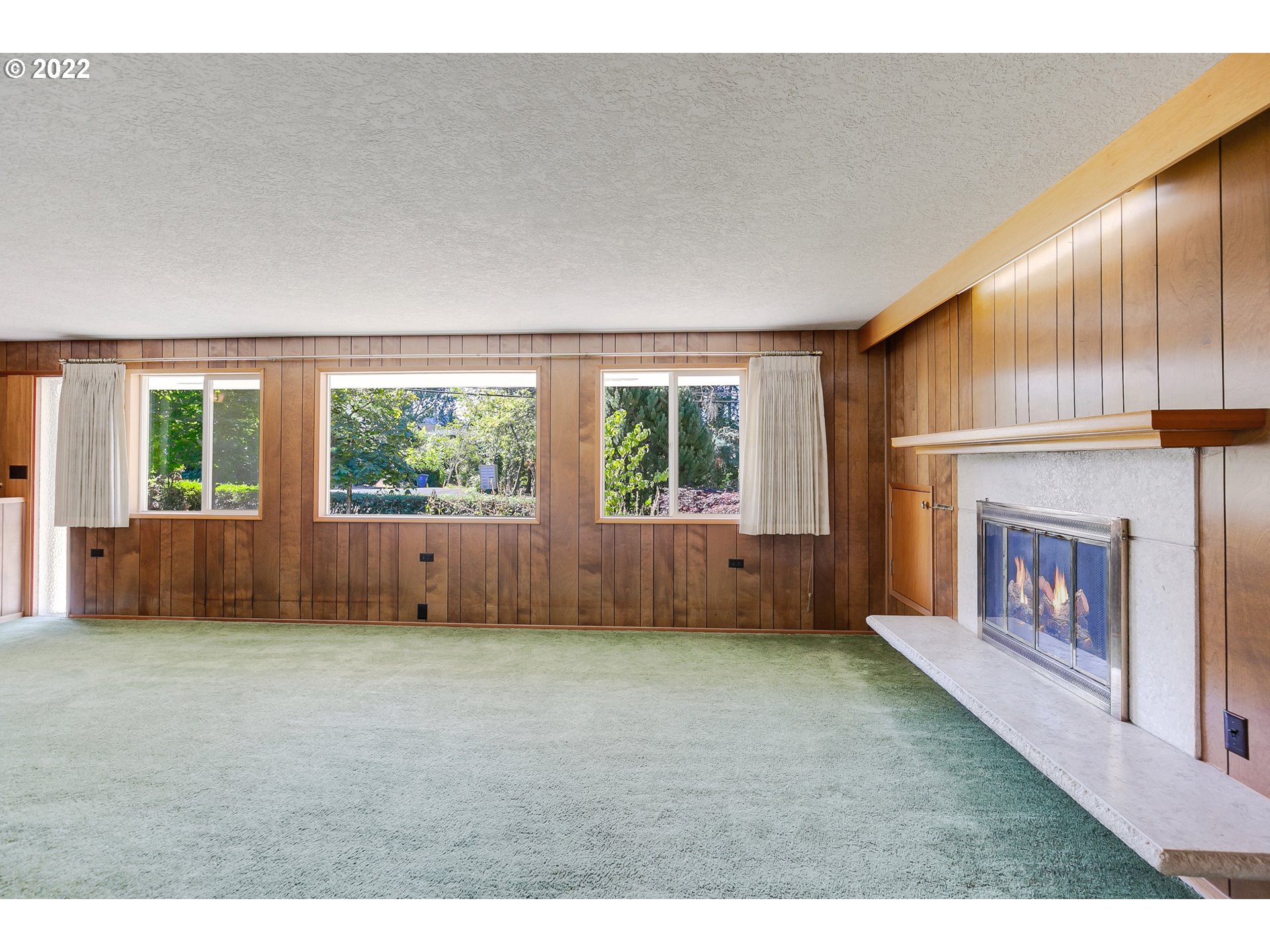 6245 Southwest Garden Home Road Portland, OR 97219 - Photo 8 of 22 Living Room