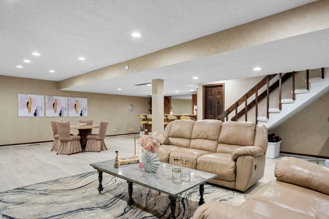 $649,900 | 483 Roxbury Road, Valparaiso, IN 46385