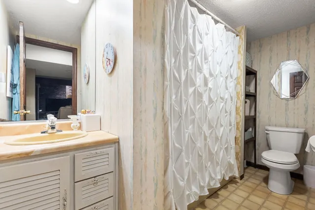 $649,900 | 483 Roxbury Road, Valparaiso, IN 46385