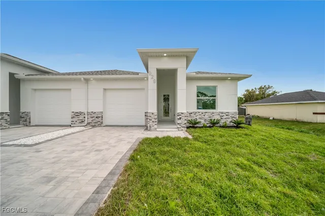 a view of a house with backyard and garden