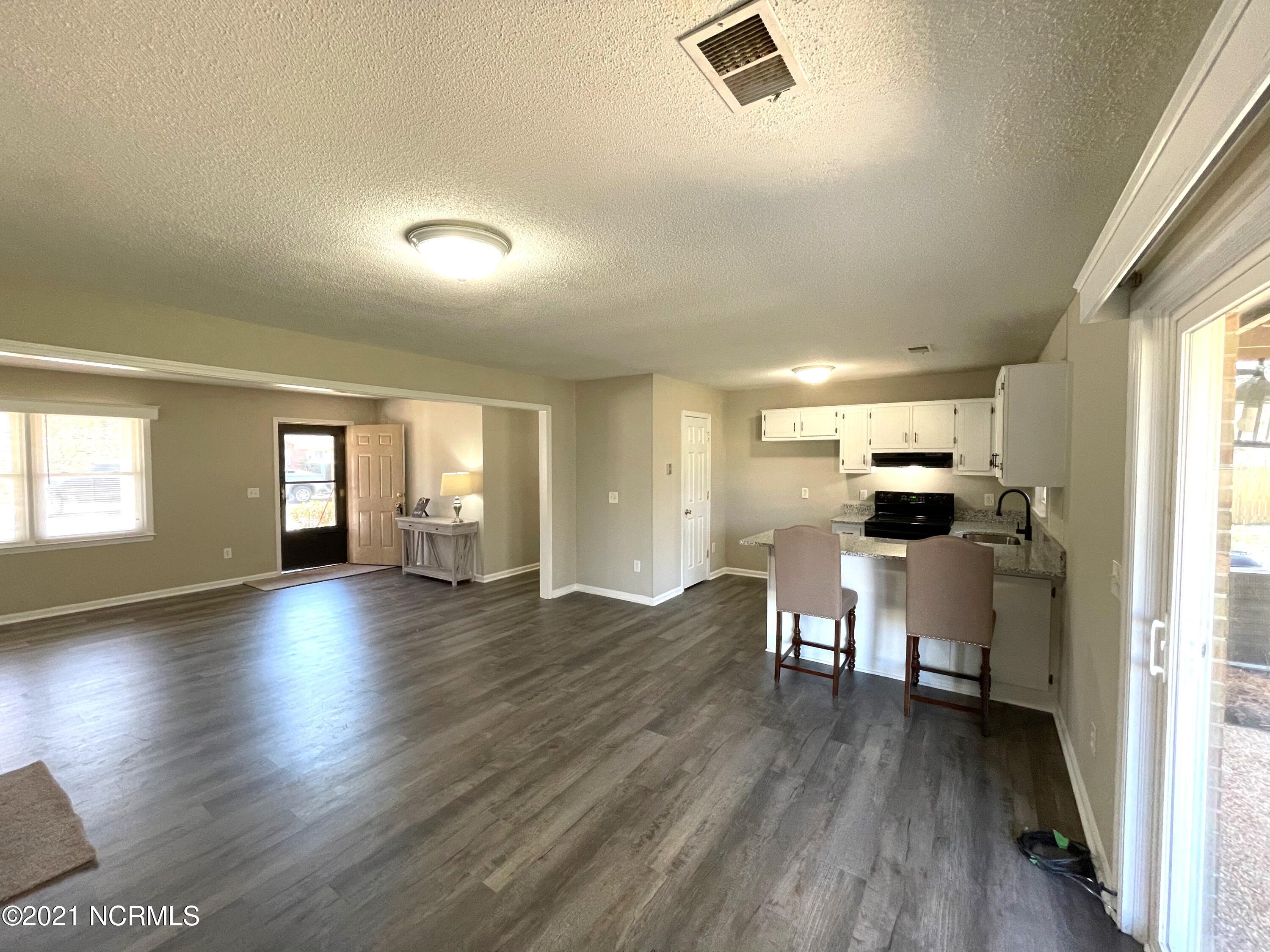 627 Albemarle Road Wilmington, NC 28405 - Photo 6 of 20 2162A8C1-2367-4875-AE57-B23182E0353A