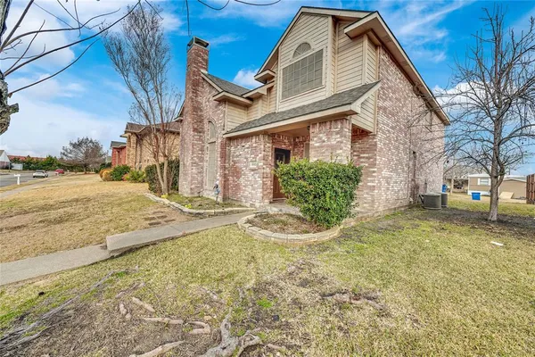 a view of a house with a yard