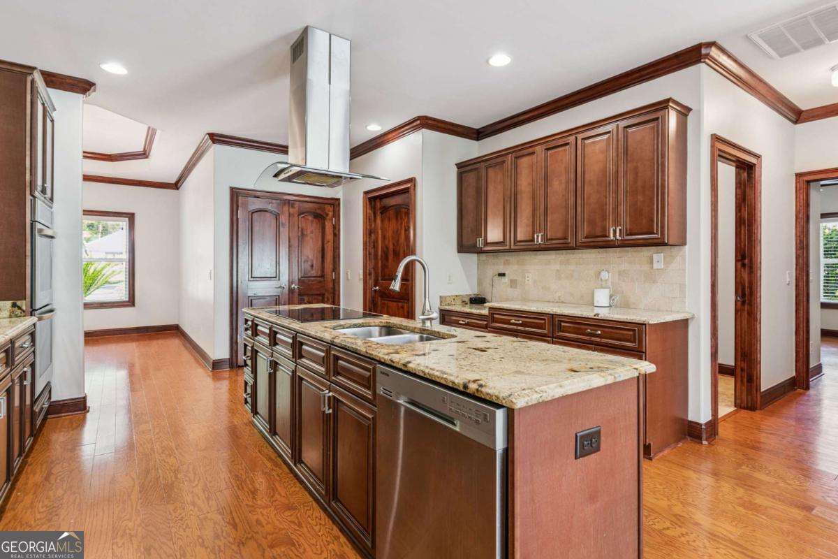 150 Rice Mill St. Simons Island, GA 31522 - Photo 7 of 38 a kitchen with a stove a sink a refrigerator and a oven