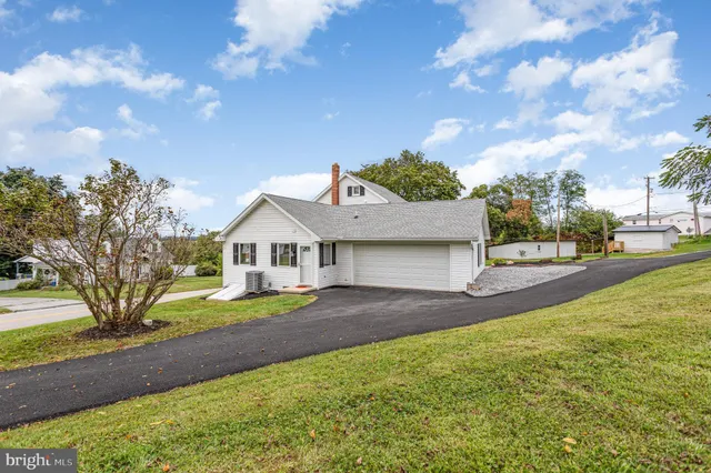 a view of front of house with a yard