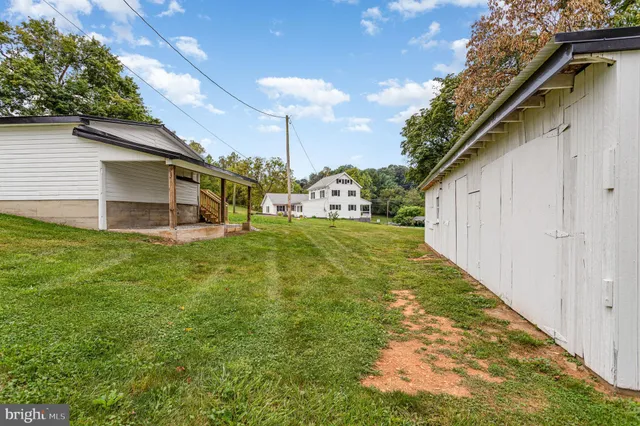 a view of backyard with tub