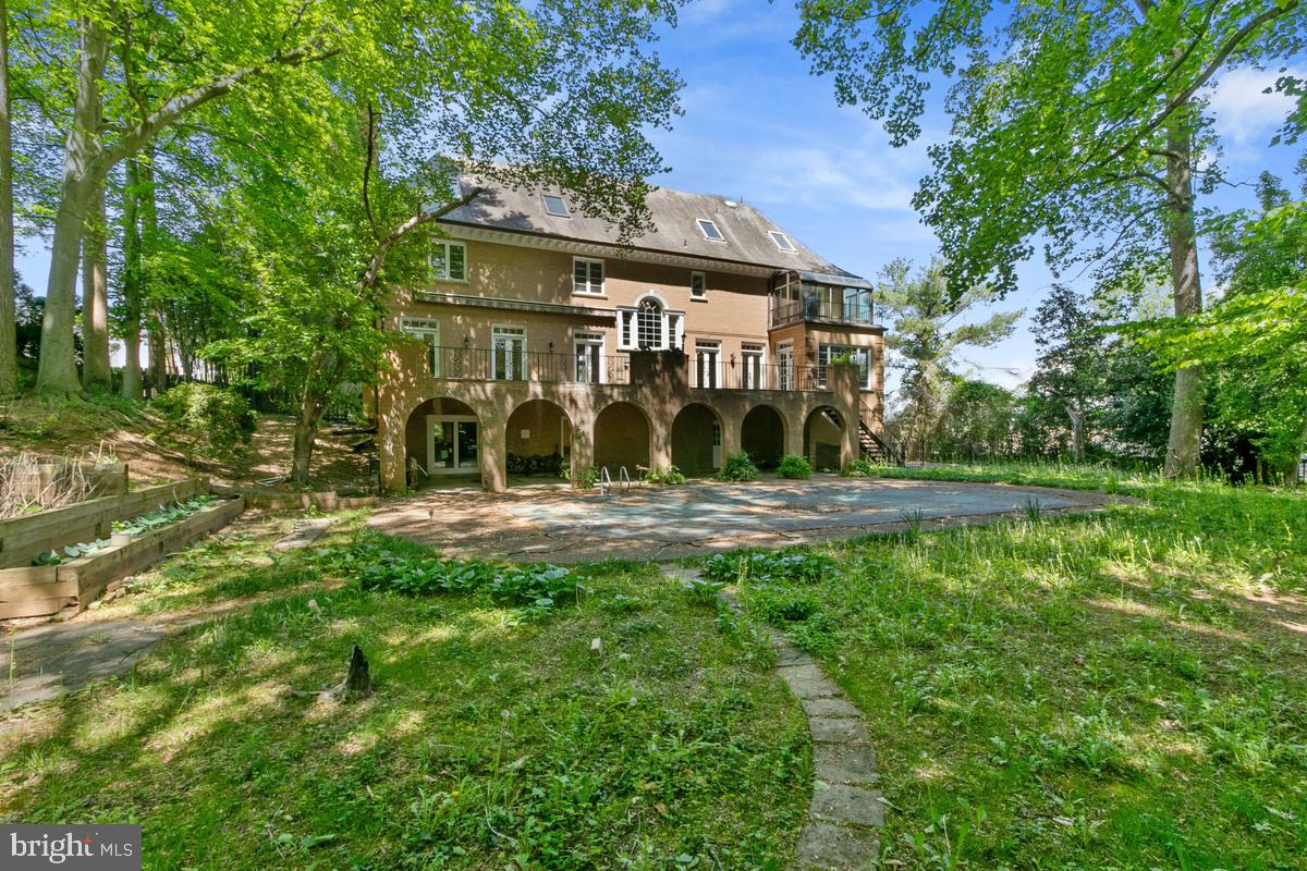 613 Rivercrest Drive McLean, VA 22101 - Photo 2 of 40 a front view of a house with a yard