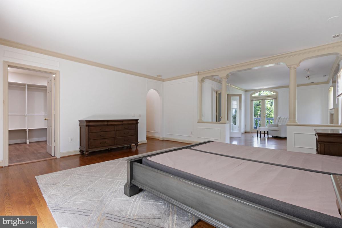 613 Rivercrest Drive McLean, VA 22101 - Photo 21 of 40 a bedroom with a bed and a couch