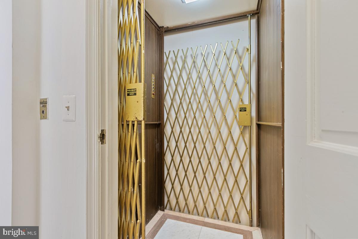 613 Rivercrest Drive McLean, VA 22101 - Photo 33 of 40 a view of a bathroom from a hallway