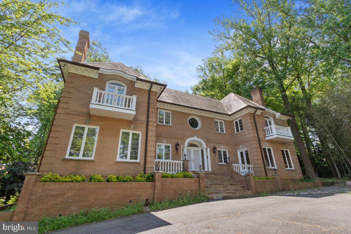 613 Rivercrest Drive McLean, VA 22101 - Photo 4 of 40 a front view of a house with a garden