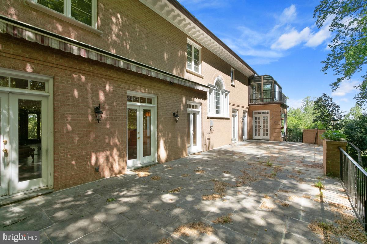 613 Rivercrest Drive McLean, VA 22101 - Photo 6 of 40 a view of a building with a street