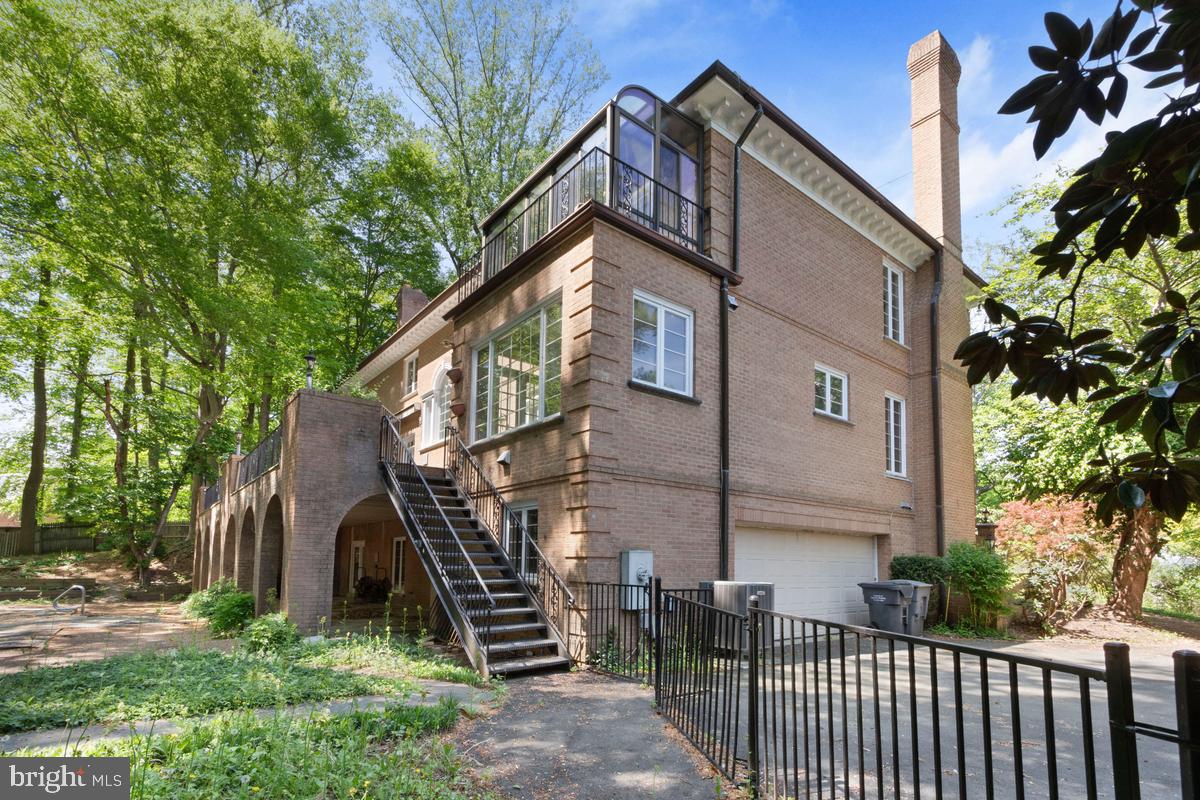 613 Rivercrest Drive McLean, VA 22101 - Photo 7 of 40 a view of a house with a tree and wooden fence