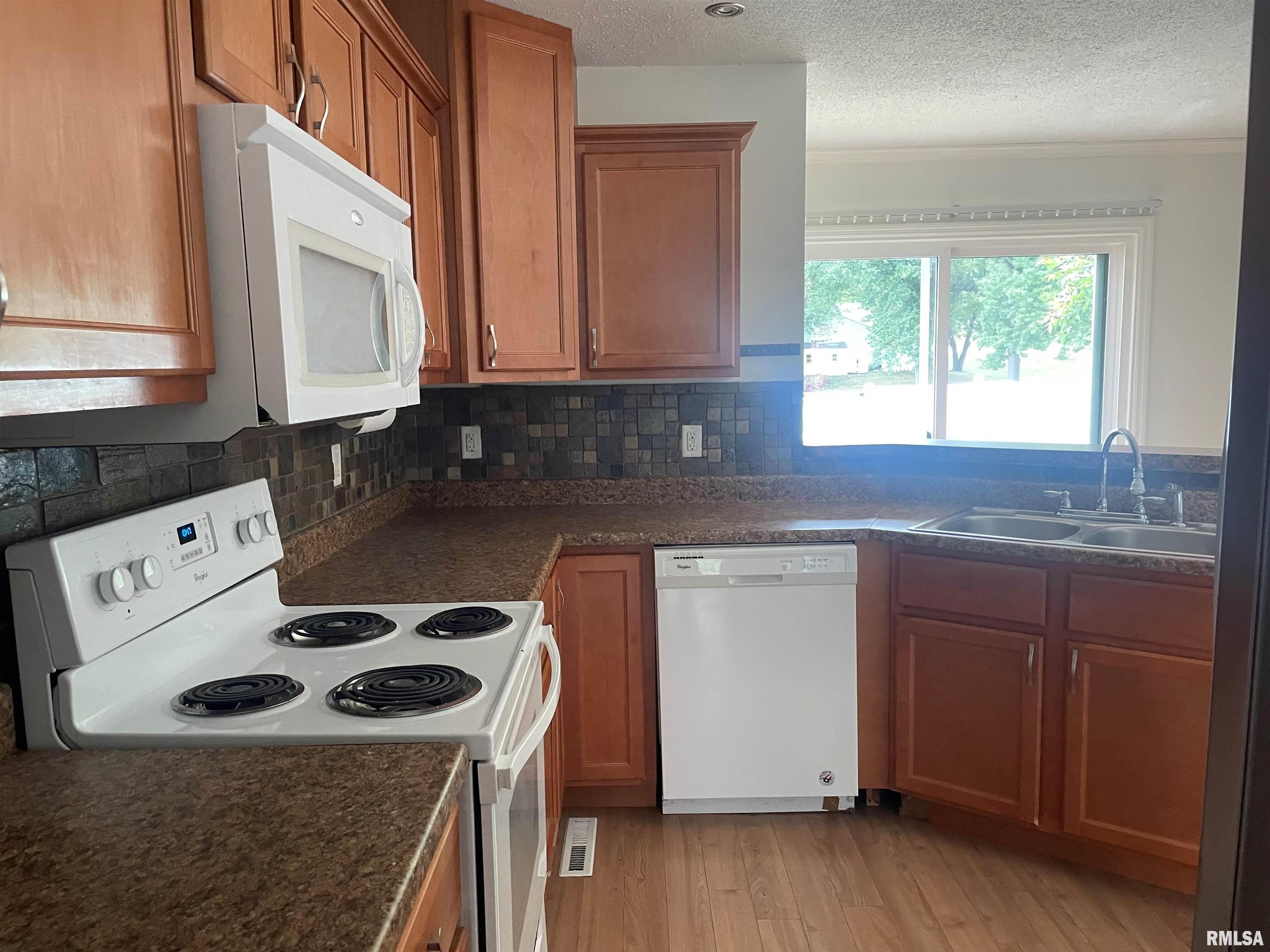 320 Jamestown Road Macomb, IL 61455 - Photo 4 of 13 Gallery Image 4