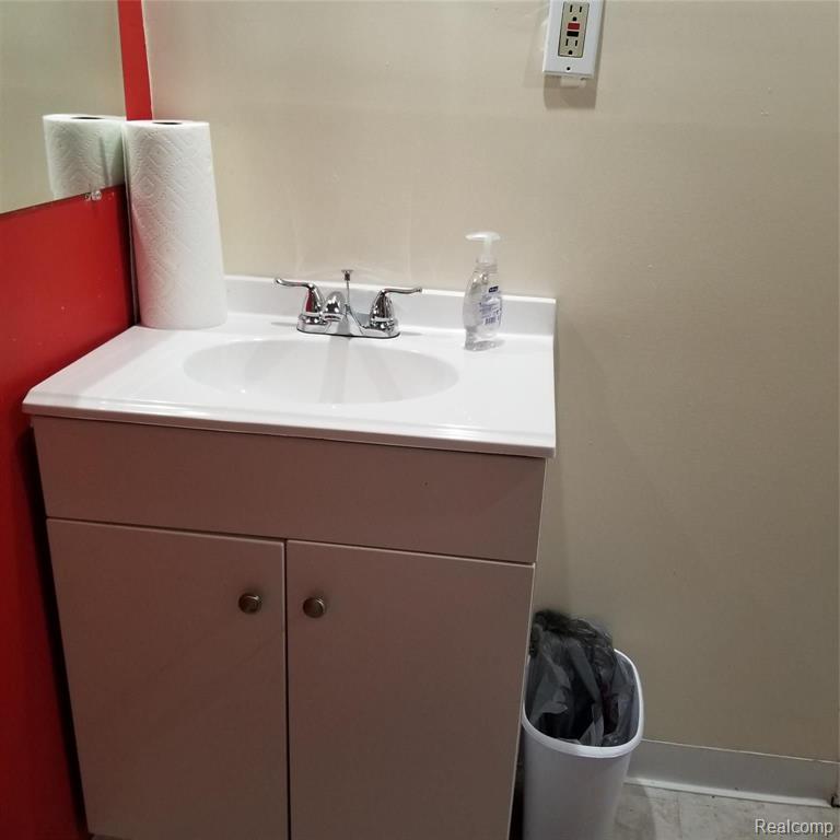 24704 Ridgecroft Avenue Eastpointe, MI 48021 - Photo 38 of 48