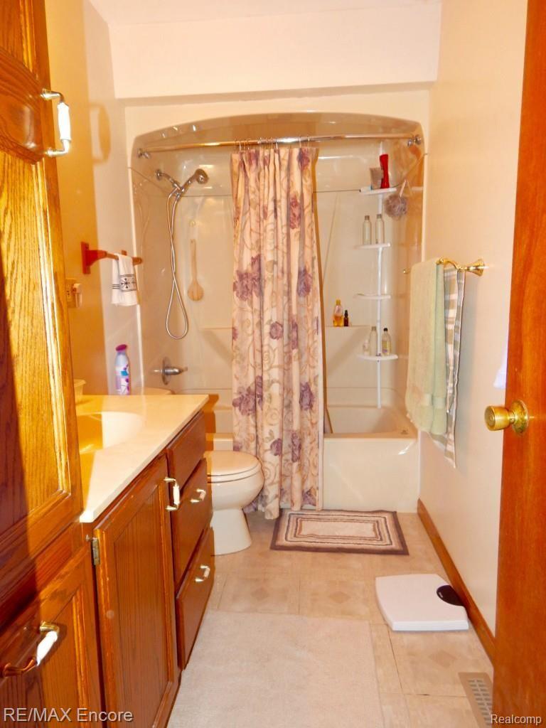 8380 Turner Road Fenton, MI 48430 - Photo 14 of 18 Bathroom