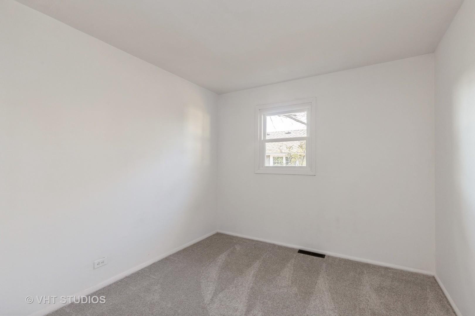 238 Allanson Road Mundelein, IL 60060 - Photo 15 of 18 an empty room with windows