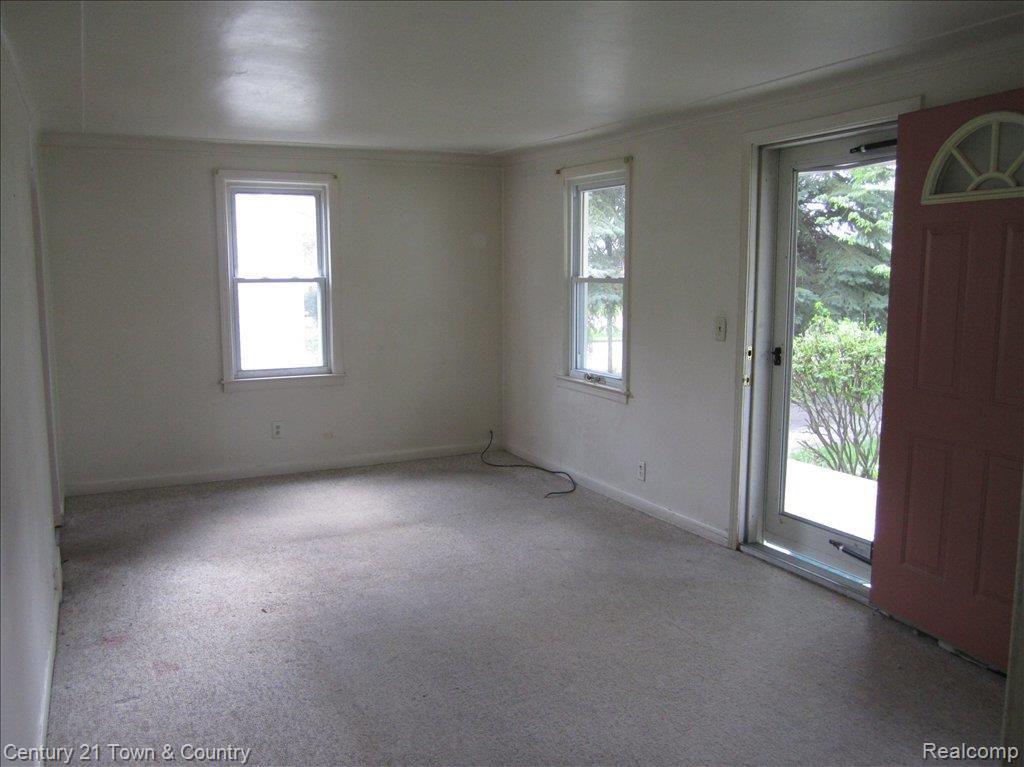 2957 Wisconsin Road Troy, MI 48083 - Photo 2 of 13 Living Room