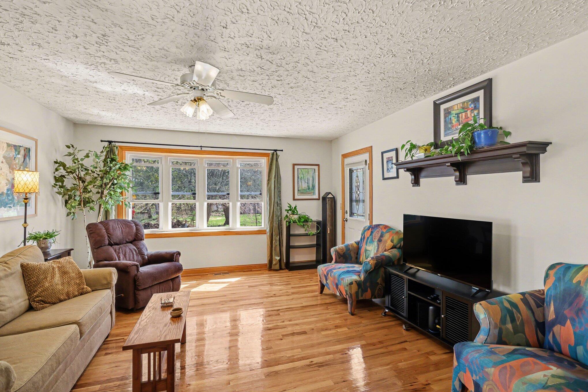 326 West Chart Street Plainwell, MI 49080 - Photo 4 of 27 005_file_5661