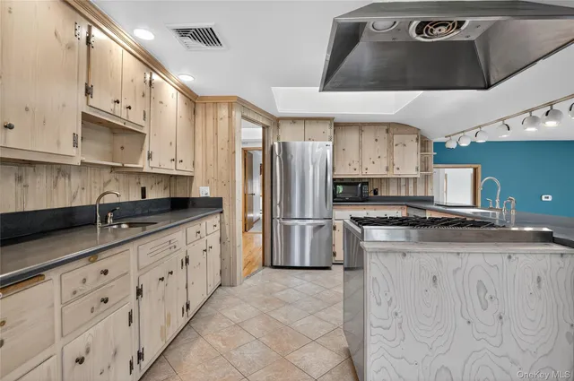 $599,000 | 8 Lovers Lane, Huntington, NY 11743